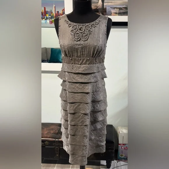 ❤️Adrianna Papell Platinum Beaded Dress-Sz 8 - Picture 1 of 9